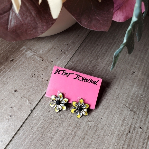 NWT Betsey Johnson Vintage Critters Collection Yellow and Black Flower Earrings - Picture 8 of 11